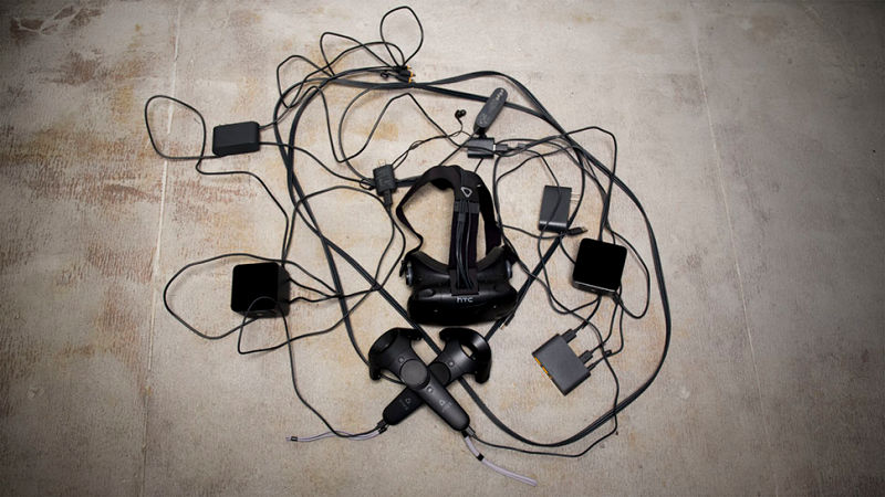 Muchísimos cables. El HTC Vive viene con cuatro cables de alimentación, dos controladores, una caja de enlace y las propias gafas.